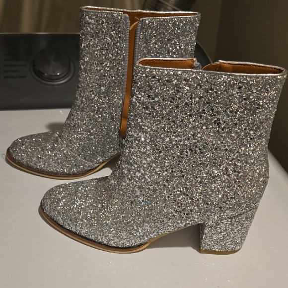NWOT Shimmering Silver Glitter Ankle zip up Booties - Picture 1 of 5